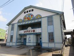 脇町劇場 【オデオン座】（徳島県美馬市脇町）

1934年（昭和9年）建造の徳島県唯一の木造芝居小屋。
戦後は映画館として利用されて、修復後は回り舞台や奈落も再現。
山田洋次監督、西田敏行主演『虹をつかむ男』に使われた。
火曜休館日でした。

11:00　脇町を出発して、祖谷に向かいます。　快晴･20℃