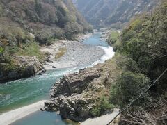 13:17　大歩危
V字型の峡谷を流れる吉野川は、上流に行くほど川幅が狭く、流れが速くなっています。

