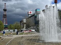 　大通り公園を過ぎて。テレビ塔と噴水。夏は涼しくて良いよね。