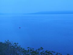 ツアー2日目の朝
4時に目覚めてしまいました^^;
でも部屋の窓から屈斜路湖を見ると、すでにボートで釣りをしている人が！すごい！！
