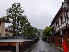 市営小幡観光駐車場に車を停めて、東側の旧家の立ち並ぶ新町通り歩きから、観光はスタートです。