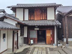 近江八幡市立資料館の通路の奥に、民俗資料館があります。