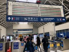 歩いて5分くらいで新烏日駅に着きました。
ここから台鐵に乗って、台鐵台中駅に向かいます。

台鐵に乗るのにも悠遊カードが使えるので、ピッでokです。