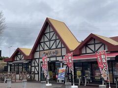 いつものように早朝に出発し、八ヶ岳PAで朝食を調達。
ここからは富士山がよく見えました。