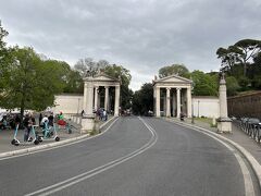 フラミニオ駅を出てポポロ広場に向かう途中にあるボルゲーゼ公園の入口。この先にはサン・ピエトロ広場をデザインしたジャン・ロレンツォ・ベルニーニの彫刻を複数展示するボルゲーゼ美術館があるのですが、予約を入れていなかったので今回はパス。