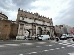 ポポロ門の外側。まるでお城の入口のような佇まい。ポポロ広場は古くからローマの入口とされており、交通の要所でした。