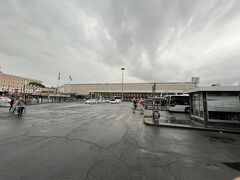 なんとかローマのターミナル駅テルミニに到着。生憎の大雨…。でもバスターミナルが駅の出口の目の前にあるのでわかりやすくてありがたい！