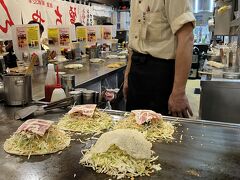 広島駅のekieの中にお好み焼き横丁があり、有名店が何店舗も入っています。

どの店も行列ができていました。

何周も行ったり来たりして、「やっぱりお好み焼きだよね～」
とここに決定しました。

「麗ちゃん」
