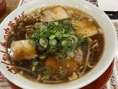 広島駅に戻り、ekieでお土産にもみじ饅頭を何種類か購入。
広島といえば、レモン生産地日本一。
島ごころのレモンバター。
レモンのお菓子、ポン酢もお買い上げ。
それから、熊野筆。迷いに迷って可愛い洗顔用のブラシを購入しました。

夕食は軽めでいいよね、と疲れ切った私たち。
「ばくだん屋」で夫はつけ麺、私は黒中華そば。あごだしベースが染み渡りました。
つけ麺が有名みたいです。

旅行支援でもらったクーポン8,000円分を使い切りました。

