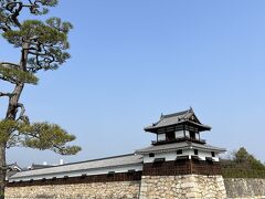 歩いて「広島城」へ

歩いてみて分かったのですが、広島市はとても整然と整備された大都市でした。
道路も広くて、公共の施設や病院やスポーツの施設も市内に揃っていてわかりやすい。

そんな都市の中にあるお城です。



