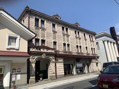 外国のホテルのような外観は、会津の漆器を取り扱うお店。