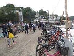 20分程度で榕樹湾に到着。地元の人のものであろう、自転車が数多く埠頭に駐輪されていた。