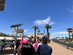 続いてやって来たのは「Welcome to Fabulous Las Vegas sign」
人気の写真撮影スポットです。
近くに駐車場もあります。
場所は、マッカラン国際空港と、バリハイゴルフクラブの間、ラスベガス・ストリップ南端の中央分離帯にあります。