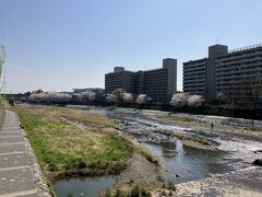 伏見桃山から京阪にて七条に着いて、大橋から鴨川をみる。七条大橋は1913年（大正2年）に完成したそう。