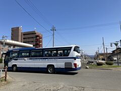 このアクセスバスは盛岡行きです。これで到着。降りたのは5人くらい。降りた場所は、、、