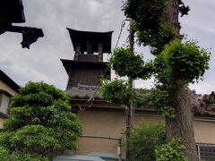 くぐって薬師神社から見るとこんな感じ。