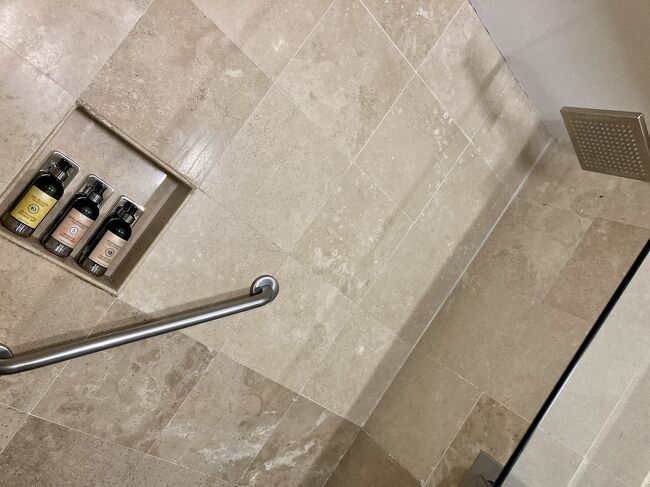 シャワーも固定式ですが、水圧、お湯のレスポンスは問題なし。<br />アメニティはロクシタンでした。