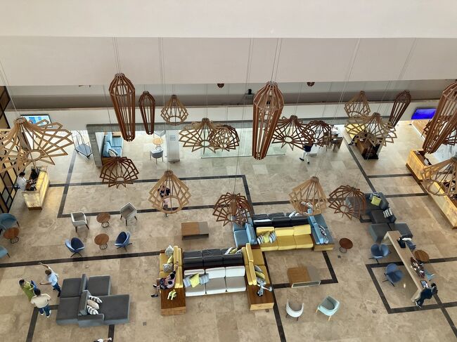 建物内部は吹き抜けになっており、６階から見下ろすフロント。<br />