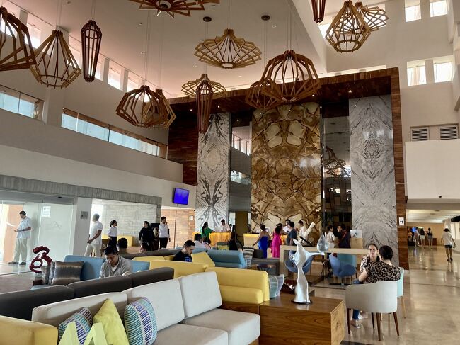 有難いことにすぐにチェックインさせてもらえました。<br /><br />フロントのお姉さんは親切で好印象。<br />フロントでタクシーを呼ぶより、inDriveという配車アプリを使った方が安いということで早速インストール。ベラクルスではDiDiもUberも使えないのです。