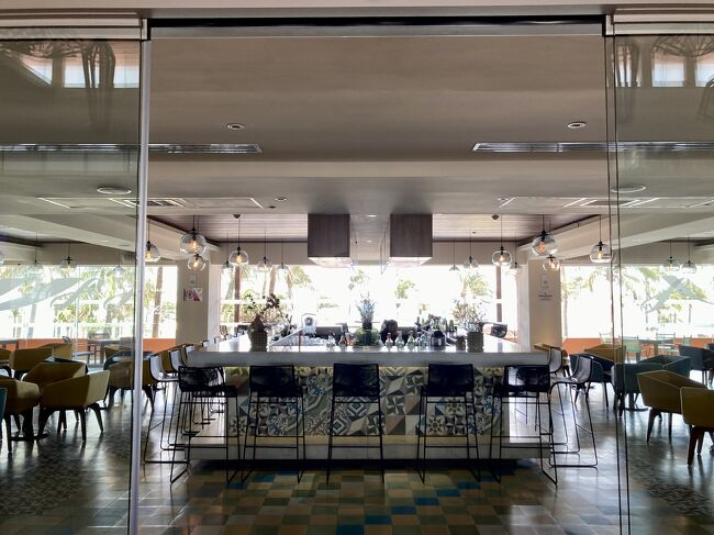 こちらはフロントの正面にあるバー。