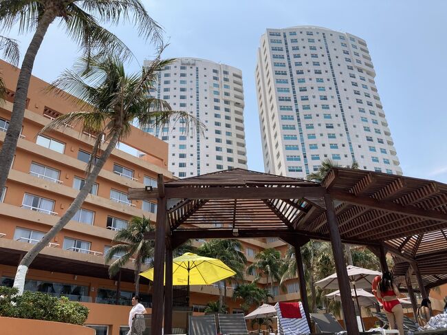 隣の背の高いツインタワーはコンドミニアムのようです。