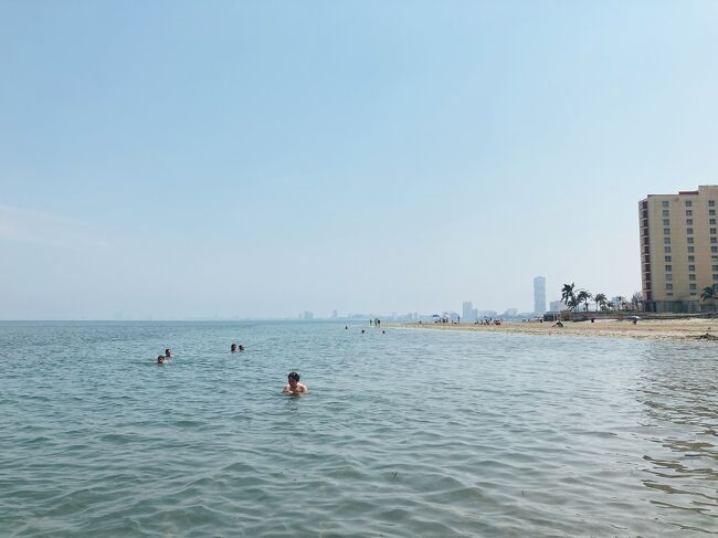 物売りはリヤカーを引いて、ひたすらビーチを歩いて往復しています。<br />ホテルで軽食を買うより全然安いので、現金を持ってきて買うのもありです。