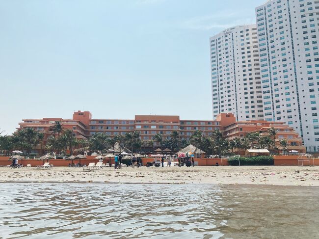 ホテルの全景。<br />老朽化は否めませんが、設備がしっかりしているのは大箱ホテルの良い点です。