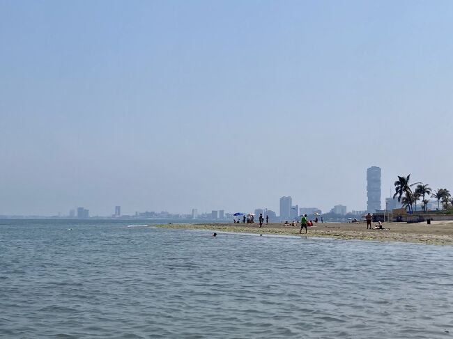 グランド フィエスタ アメリカーナの隣は空き地で、その隣がカミノ リアルというホテルです。ビーチでつながっています。<br /><br />レジャーに来る地元の人達は、だいたい空き地の前のビーチサイドにパラソルを立てています。