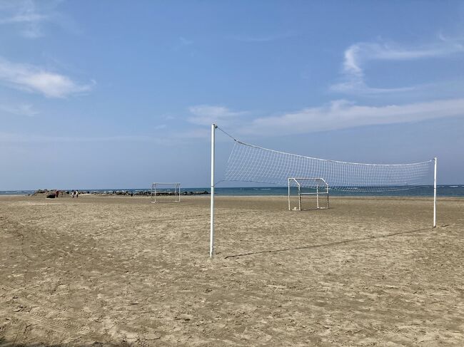 バレーネットとサッカーゴールが設置してありました。