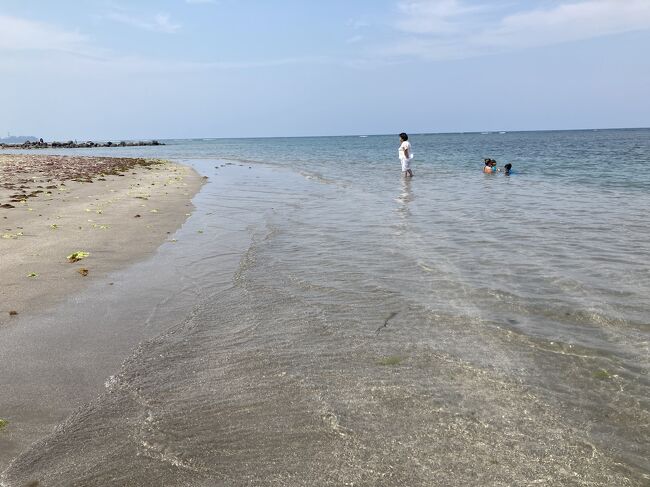 波も穏やかで水温も高く遠浅で、子どもでも安心のビーチです。