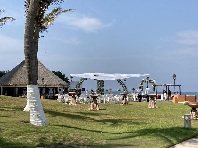 夕方から結婚式があるそうで、準備していました。<br /><br />その後、披露宴が０時ごろまでありました。クラブのように音楽ガンガンで踊りあかすのがメキシコの披露宴。０時に終わるなんてむしろ早いほう。