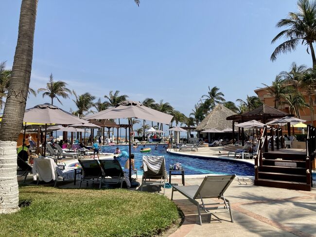 早くにチェックインできたので、さっそくプールに繰り出すも、土曜日のためゲストでいっぱい。<br />ビーチもプールサイドも週末は席取りマストです。チェアはあってもパラソルが圧倒的に少ないです。<br />