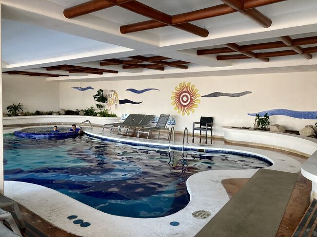 室内にもプールがあって、日焼けしたくない人たちに人気でした。<br />あとここのお湯ジャグジーも人気。<br /><br />最終日は私達もチェックアウトギリギリまで、ここでまったり過ごしました。