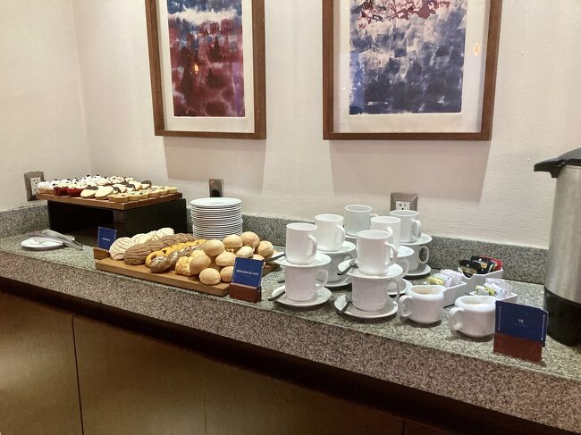 焼き菓子やカップケーキのデザートとパン。コーヒーステーション。<br /><br />基本的にドリンクはスタッフが持ってきてくれます。