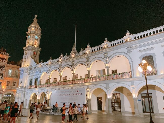 音楽隊があちこちに来ていて演奏しており、踊っている人も多かったです。<br />ベラクルス人は音楽を愛する陽気な人が多く、ザ・ベラクスルの夜を楽しめる場所です。