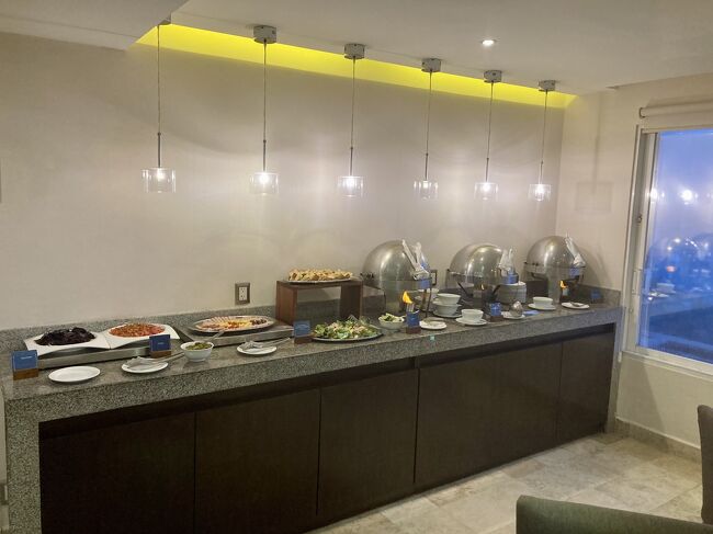 ホットミールはパスタ、スープ、日替わりのお肉系のおかず。