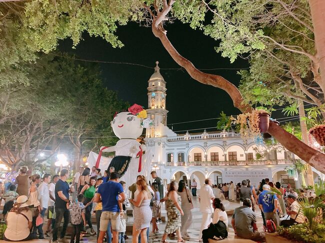 メキシコ人にとってメジャーな行楽地であるベラクスルのソカロは、土曜日の夜は人でごった返していました。
