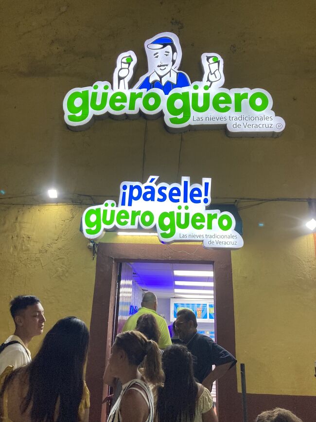 デザートは、ベラクルス名物のNevería Güero Güeroでシャーベットを食べました。<br />結構な行列でしたが５分くらいで買えました。<br />２種類のフレーバーが選べる小カップで３５ペソ。<br />最初に食券を買って、その後列に並んでシャーベットを注文するシステム。