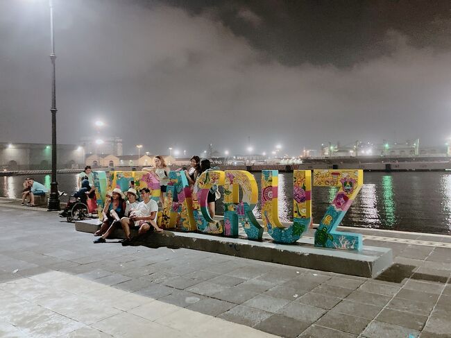 週末だからか、このフォトスポットで写真を撮るには専門の人にお願いしなきゃならず、有料っぽかったので遠くからみるだけ。<br />でもメキシコ人は結構並んでいました。