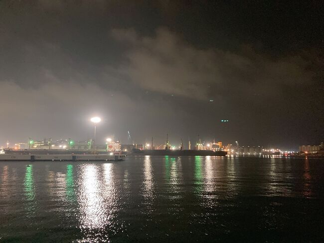 マメイとパッションフルーツのシャーベットを食べならが港沿いを散策します。<br />お土産物やお菓子の露店がひしめいていました。