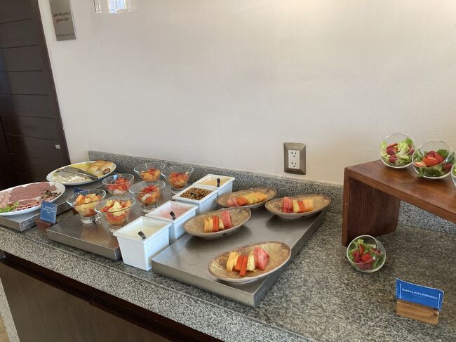 カットフルーツや生野菜、ハム、チーズなど。<br />ホットミールは、常に３種類が日替わりで、スクランブルエッグ、フリーホレス、ブリトー、温野菜、お肉系のおかず等。