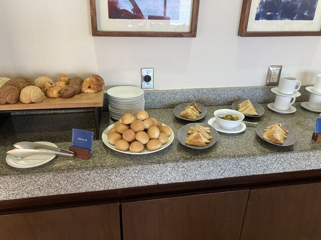 パンセレクション。メキシコで定番の朝食は甘いパンなのですが、残念ながらここはあまりおいしくないです。<br />