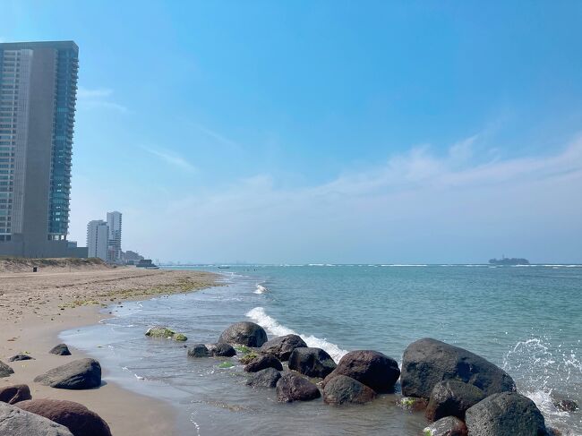 他にも、朝タオル交換に来てくれた清掃スタッフに、冷蔵庫の補充をお願いしても「それは私じゃできないから」と言うだけで、他のスタッフを呼んでくれるわけでもないし、スタッフ同士の連携がいろいろ謎でした。<br />気が利くのはラウンジとフロントのみ。