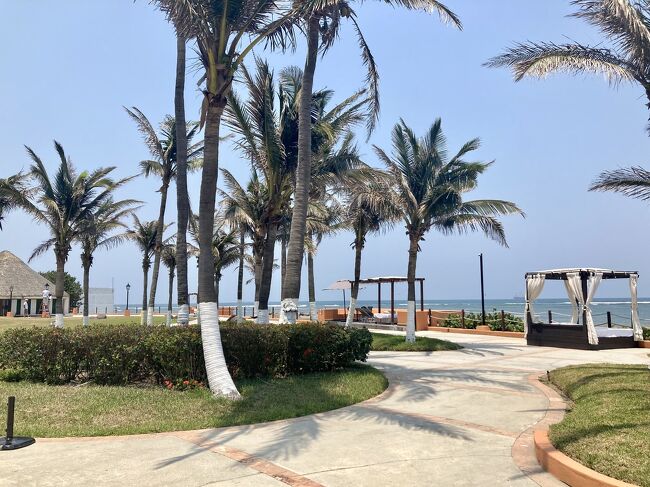 チェックイン時にタオルカードを人数分渡されます。<br />それをビーチクラブに持っていき、タオルと交換します。タオルを返却するとカードが戻ってくる、というシステムです。