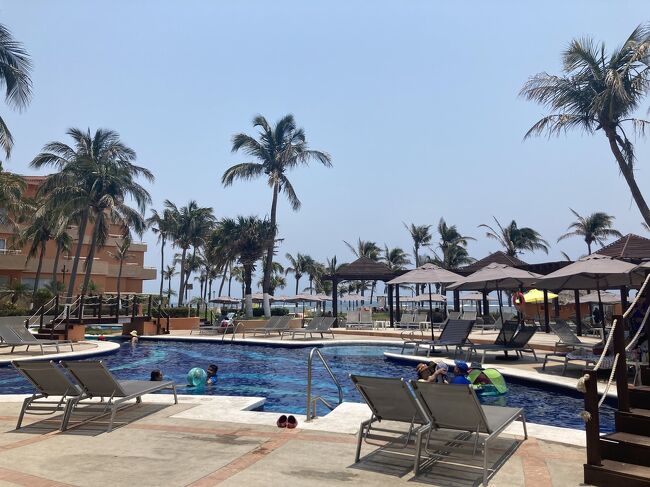 このホテルはプールが充実しています。面積も広く、すべて繋がっているものの、エリアによって深さが異なっていたり、適度な段差があったり形も面白く、小学生以下の小さな子供連れファミリーが多かったです。<br />浮き輪の貸し出しもあります。<br /><br /><br />