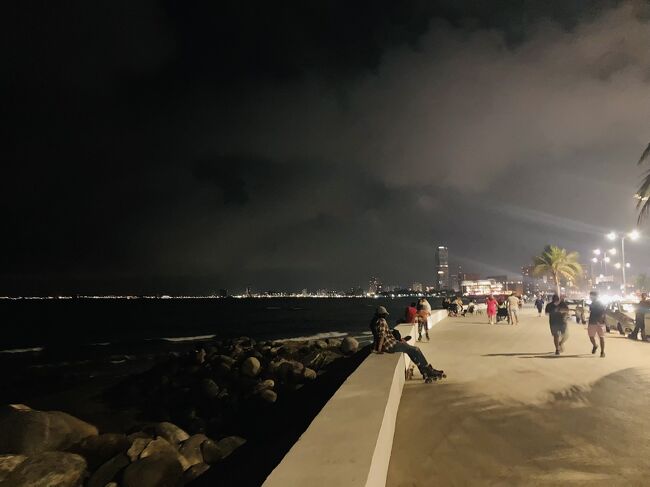 マレコンと呼ばれる海沿いの歩道は、広く快適に整備されているので、夜はローラースケートを楽しむ人で賑わいます。<br />