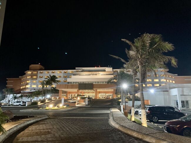 空港からグランド フィエスタ アメリカーナまではタクシーで約２０分２６０ペソでした。<br />写真は夜撮ったものですが、実際チェックインしたのは１２時ちょっと前です。