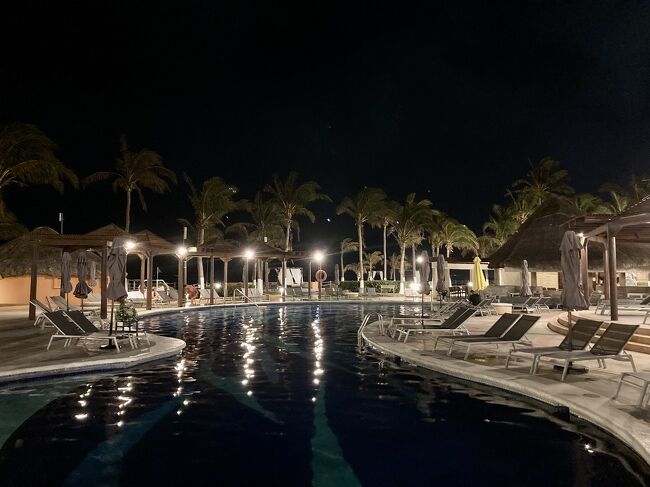 プールは２０時まで利用できます。<br />さすがに夜は風もひんやりしてくるのですが、２０時ギリギリまでプールで遊ぶゲストも多かったです。