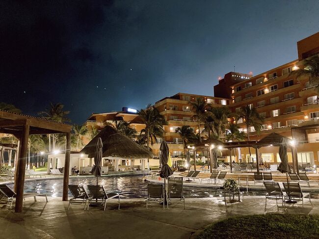 夜のビーチサイド。<br /><br />防犯も兼ねてビーチに出るゲートは閉められています。