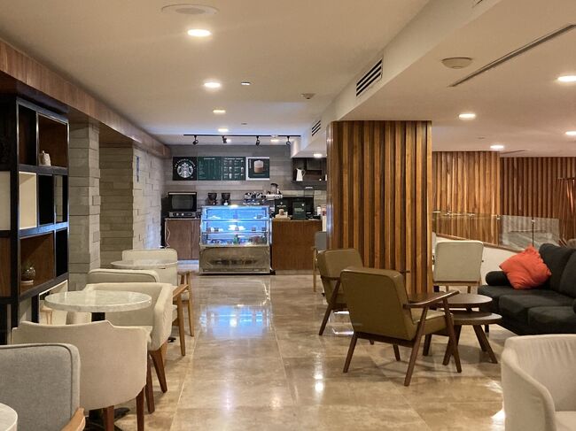 フロントがあるPB階にはスターバックスが入っています。